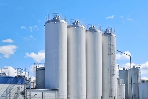 FABRICATION AND INSTALLATION OF INDUSTRIAL PETROLEUM STORAGE TANKS